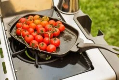 Napoleon Gusseiserne Pfanne Mit Holz Untersetzer - Auslaufartikel 8 Napoleon Gusseiserne Pfanne Mit Holz Untersetzer - Auslaufartikel -Grillen im Freien 56008 Napoleon Gusseiserne Pfanne