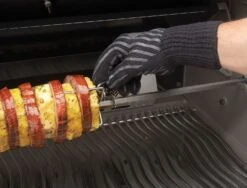 Napoleon BBQ Grillhandschuh Aramid Mit Silikon (1 Stück) -Grillen im Freien 62145 grilling gloves in use napoleon grills 1