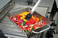 Broil King Gemüse Grillkorb Premium, Edelstahl 26 X 18cm -Grillen im Freien 6708 Broil King Wok 69818 lifestyle 03