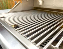 BULL Brahma - Gasgrill Mit Infrarot Backburner Und Rotisserie 12 BULL Brahma - Gasgrill Mit Infrarot Backburner Und Rotisserie -Grillen im Freien Bull Brahma Grillstation Edelstahlrost Detail 55000CEBU