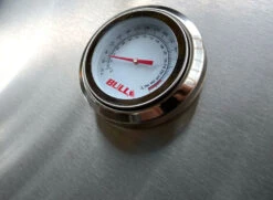 BULL Diablo - Gasgrill Mit Infrarot Backburner Und Rotisserie 13 BULL Diablo - Gasgrill Mit Infrarot Backburner Und Rotisserie -Grillen im Freien Bull Diablo Grillstation Thermometer Detail 62648CEBU Stand