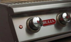 BULL Diablo - Gasgrill Mit Infrarot Backburner Und Rotisserie 17 BULL Diablo - Gasgrill Mit Infrarot Backburner Und Rotisserie -Grillen im Freien Bull Diablo Standgeraet Bedienknoepfe 6248CEBU Stand