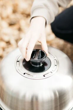 Cobb Grill Premier AIR Deluxe Holzkohlegrill - Modell 2023 -Grillen im Freien Cobb Grill Premier AIR Deluxe Deckel Ventil