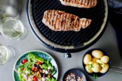 Cobb Grill Premier+ Gas Deluxe Gasgrill 50mbar - Modell 2023 16 Cobb Grill Premier+ Gas Deluxe Gasgrill 50mbar - Modell 2023 -Grillen im Freien Cobb Premier Plus Deluxe Gasgrill Lifestyle