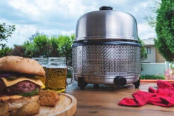 Cobb Grill Premier+ Gas Deluxe Gasgrill 30mbar - Modell 2023 -Grillen im Freien Cobb Premier Plus Deluxe Tischgrill Lifestyle 1