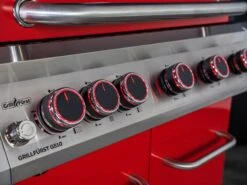 Grillfürst G510G 5-Brenner Gasgrill Mit Hochtemperaturbrenner Und Gusseisen Rosten - Feuerwehr Edition -Grillen im Freien G510G FW Feuerwehrgrill Foto freigestellt 06