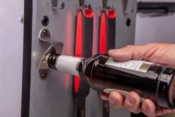 Grillfürst G510E 5-Brenner Gasgrill - 1. FC Köln Edition - Edelstahlroste -Grillen im Freien Koeln Grill Flaschenoeffner Unterschrank Tuer 3