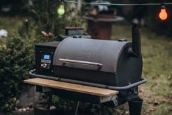 Moesta Pelletgrill Sheriff Inklusive Bambus Ablagebrett - Modell 2023 13 Moesta Pelletgrill Sheriff Inklusive Bambus Ablagebrett - Modell 2023 -Grillen im Freien Moesta Pelletgrill Sheriff Mood