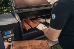 Moesta Pelletgrill Sheriff Inklusive Bambus Ablagebrett - Modell 2023 21 Moesta Pelletgrill Sheriff Inklusive Bambus Ablagebrett - Modell 2023 -Grillen im Freien Moesta Sheriff Pelletgrill SpareRibs 10593