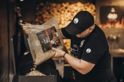 Moesta Pelletgrill Sheriff Inklusive Bambus Ablagebrett - Modell 2023 19 Moesta Pelletgrill Sheriff Inklusive Bambus Ablagebrett - Modell 2023 -Grillen im Freien Moesta Sheriff Pelletgrill pellets einfuellen 10593