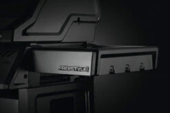 Napoleon Freestyle 425 Gasgrill, Graphit - Modell 2023 - X-DEAL Inkl. Abdeckhaube Und Gussplatte -Grillen im Freien Napoleon Freestyle Seitenablage Besteckhaken 1
