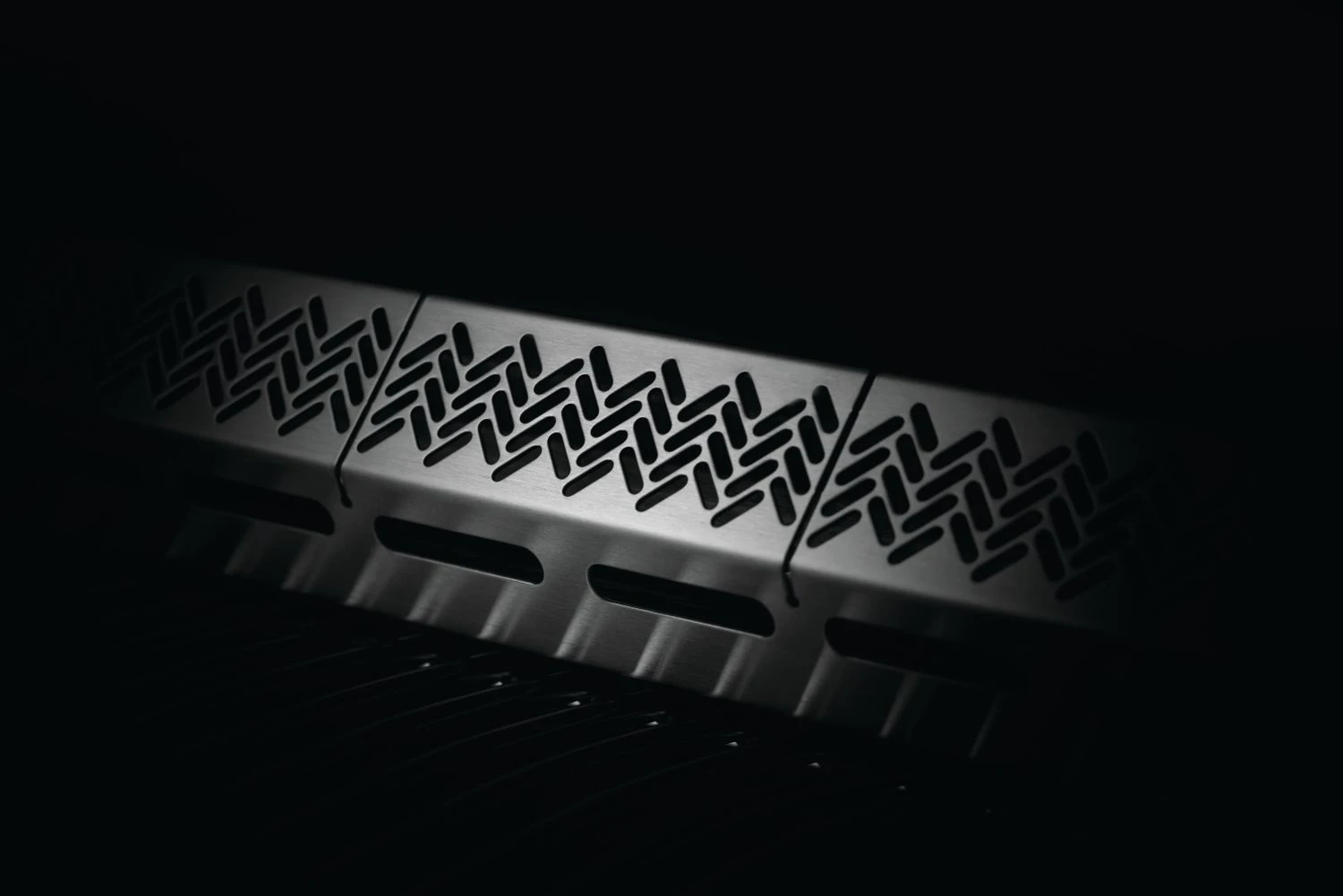 Napoleon Rogue 425 Gasgrill - All Black - Mit Seitenbrenner - Hero Modell 2023 Mit Heckbrenner Inkl. Drehspieß, Abdeckhaube Und Grillplatte 7 Napoleon Rogue 425 Gasgrill - All Black - Mit Seitenbrenner - Hero Modell 2023 Mit Heckbrenner Inkl. Drehspieß, Abdeckhaube Und Grillplatte – Bild 5