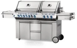 Napoleon Prestige Pro 825-3 Edelstahl Gasgrill Inkl. Drehspieß Und Bodenbeleuchtung + Gratis Napoleon TravelQ PRO285 Kompakt Gasgrill -Grillen im Freien Napoleon Prestige Pro 825 Gasgrill seitlich