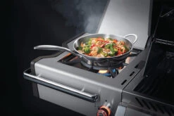 Napoleon Prestige Pro 825-3 Edelstahl Gasgrill Inkl. Drehspieß Und Bodenbeleuchtung + Gratis Napoleon TravelQ PRO285 Kompakt Gasgrill -Grillen im Freien Napoleon Prestige Pro 825 Seitenbrenner Wok