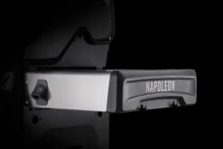 Napoleon Rogue SE 625 Edelstahl Gasgrill Mit Sizzle Zone Und Heckbrenner - Modell 2023 -Grillen im Freien Napoleon Rogue SE Seitenablage mit Logo 3