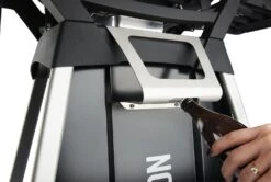 Napoleon TravelQ PRO285 Kompakt Gasgrill Schwarz Mit Untergestell - Modell 2023 -Grillen im Freien Napoleon TravelQ Pro285 Untergestell Flaschenoeffner