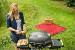 Napoleon TravelQ PRO285 Kompakt Gasgrill Schwarz Mit Klappbarem Wagen - Modell 2023 -Grillen im Freien Napoleon portabler Gasgrill Travelq Pro285 x lifestyle 2