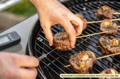 Outdoorchef Gas Kugelgrill Arosa 570 G Evo Black Style - Inkl. Blazing-/Cooking Zone Kit Plus Und Plancha -Grillen im Freien Outdoorchef Arosa 570 G Evo emaillierter Grillrost