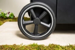 Outdoorchef Gas Kugelgrill Arosa 570 G Evo Black Style - Inkl. Blazing-/Cooking Zone Kit Plus Und Plancha -Grillen im Freien Outdoorchef Arosa Gas Kugelgrill 570G EVO Black Style Laufraeder