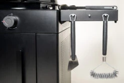 Outdoorchef Gas Kugelgrill Arosa 570 G Evo Black Style - Inkl. Blazing-/Cooking Zone Kit Plus Und Plancha -Grillen im Freien Outdoorchef Arosa Gas Kugelgrill 570G EVO Black Style Seitenablage