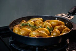 Outdoorchef Carbonstahl Pfanne Ø 24 Cm -Grillen im Freien Outdoorchef Carbonstahl Pfanne 24cm Anwendung