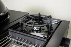 Outdoorchef Gas Kugelgrill Arosa 570 G Evo Black Style - Inkl. Blazing-/Cooking Zone Kit Plus Und Plancha -Grillen im Freien Outdoorchef Cooking Zone Blazing Zone Kit Arosa