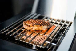 Outdoorchef Dualchef 425 G BZ Gasgrill Mit Blazing Zone Infrarotbrenner + DGS Gusseisen Grillrost 2 Stk.+ DGS Gemüse Grillrost 2 Stk. -Grillen im Freien Outdoorchef Dualchef 425G BZ Blazing Zone Steak