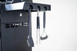 Outdoorchef Dualchef 425 G BZ Gasgrill Mit Blazing Zone Infrarotbrenner + DGS Gusseisen Grillrost 2 Stk.+ DGS Gemüse Grillrost 2 Stk. -Grillen im Freien Outdoorchef Dualchef 425G BZ Detail Besteckhalter