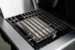 Outdoorchef Dualchef 425 G BZ Gasgrill Mit Blazing Zone Infrarotbrenner + DGS Gusseisen Grillrost 2 Stk.+ DGS Gemüse Grillrost 2 Stk. -Grillen im Freien Outdoorchef Dualchef 425G BZ Detail Blazing Zone