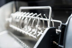 Outdoorchef Dualchef 425 G BZ Gasgrill Mit Blazing Zone Infrarotbrenner + DGS Gusseisen Grillrost 2 Stk.+ DGS Gemüse Grillrost 2 Stk. -Grillen im Freien Outdoorchef Dualchef 425G BZ Detail Heat Diffuser