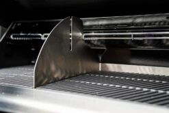 Outdoorchef Dualchef 425 G BZ Gasgrill Mit Blazing Zone Infrarotbrenner + DGS Gusseisen Grillrost 2 Stk.+ DGS Gemüse Grillrost 2 Stk. -Grillen im Freien Outdoorchef Dualchef 425G BZ Detail Zone Divider