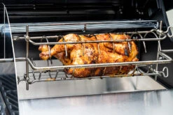 Outdoorchef Dualchef 425 G BZ Gasgrill Mit Blazing Zone Infrarotbrenner + DGS Gusseisen Grillrost 2 Stk.+ DGS Gemüse Grillrost 2 Stk. -Grillen im Freien Outdoorchef Dualchef 425G BZ Heat Diffuser Grillhaehnchen