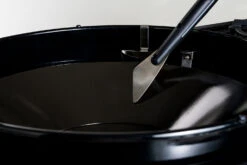 Outdoorchef Trichter-Schaber Für EASY FLIP Trichter -Grillen im Freien Outdoorchef Trichter Schaber Anwendung01