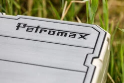 Petromax Haft-Auflage Für Kühlbox Kx50 Grau Mit Linien -Grillen im Freien Petromax Haftauflage Kuehlbox grau Linien Detail