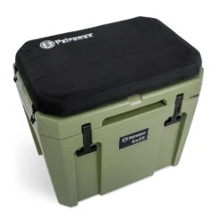 Petromax Kühlbox 25 Liter Oliv - Inkl. Sitzkissen, Haft-Unterlage Und Einsatzkorb -Grillen im Freien Petromax kx25 seat b Sitzkissen fuer Kuehlbox oliv Seat