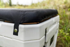 Petromax Kühlbox 50 Liter Alpenweiß - Inkl. Sitzkissen, Haft-Unterlage Und Einsatzkorb -Grillen im Freien Petromax kx50 Kuehlbox Haftunterlage Sitzkissen