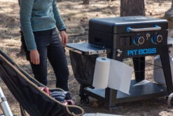 Pit Boss Plancha Grill Ultimate Plancha 2-Brenner - Mit Untergestell -Grillen im Freien Pit Boss Planchagrill 2 Brenner Seitenablage Kuechenrollenhalter