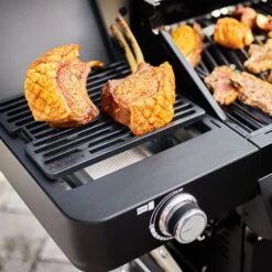 Rösle Gasgrill Videro G4-S Vario+ Nero Schwarz - Modell 2023 - X-DEAL Inkl. Abdeckhaube Und Grillplatte -Grillen im Freien Roesle Videro G4 S Vario NERO Primezone Gussrost 1