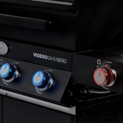 Rösle Gasgrill Videro G4-S Vario+ Nero Schwarz - Modell 2023 - X-DEAL Inkl. Abdeckhaube Und Grillplatte -Grillen im Freien Roesle Videro G4 S Vario NERO matt schwarz beleuchtet 1