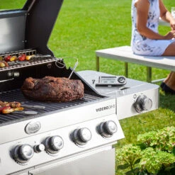 Rösle Edelstahl Gasgrill Videro G6-S VARIO+ - Limited Edition Modell 2023 - X-DEAL Inkl. Abdeckhaube, Grillplatte Und Drehspieß -Grillen im Freien Roesle Videro G6 S Edelstahl Gasgrill Station Mood