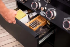 Rösle Gasgrill Videro Pro G6-S Vario+ Mattschwarz - Modell 2023 21 Rösle Gasgrill Videro Pro G6-S Vario+ Mattschwarz - Modell 2023 -Grillen im Freien Roesle Videro Pro G6 S Detail Schubladen