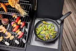 Rösle Gasgrill Videro Pro G6-S Vario+ Mattschwarz - Modell 2023 20 Rösle Gasgrill Videro Pro G6-S Vario+ Mattschwarz - Modell 2023 -Grillen im Freien Roesle Videro Pro Gasgrill Detail Seitenkocher