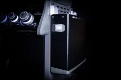 Napoleon Rogue SE 525 Gasgrill - All-black - Mit Sizzle Zone Und Heckbrenner - Grillfürst Edition Inkl. Grill Control Und Zubehörpaket - Smart Deal - Modell 2022 -Grillen im Freien Seitenablage abgeklappt all black