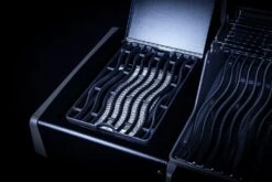 Napoleon Rogue SE 525 Gasgrill - All-black - Mit Sizzle Zone Und Heckbrenner - Grillfürst Edition Inkl. Grill Control Und Zubehörpaket - Smart Deal - Modell 2022 -Grillen im Freien Sizzle Zone All Black