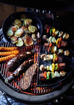 The Bastard Keramikgrill Classic Medium - Complete - Schwarz Glänzend - Modell 2023 -Grillen im Freien The Bastard Medium Grillflaeche Pfanne 1