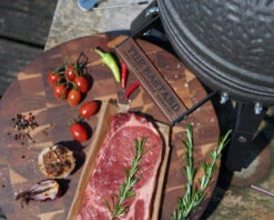 The Bastard Keramikgrill Urban Small - Schwarz Matt - Modell 2023 -Grillen im Freien The Bastard Urban Small Keramikgrill Deckelgriff