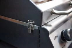 Grillfürst G201E 2-Brenner Gasgrill Portabel V2 - Campinggrill / Balkongrill 50mbar -Grillen im Freien grillfuerst g201 verschluss 1