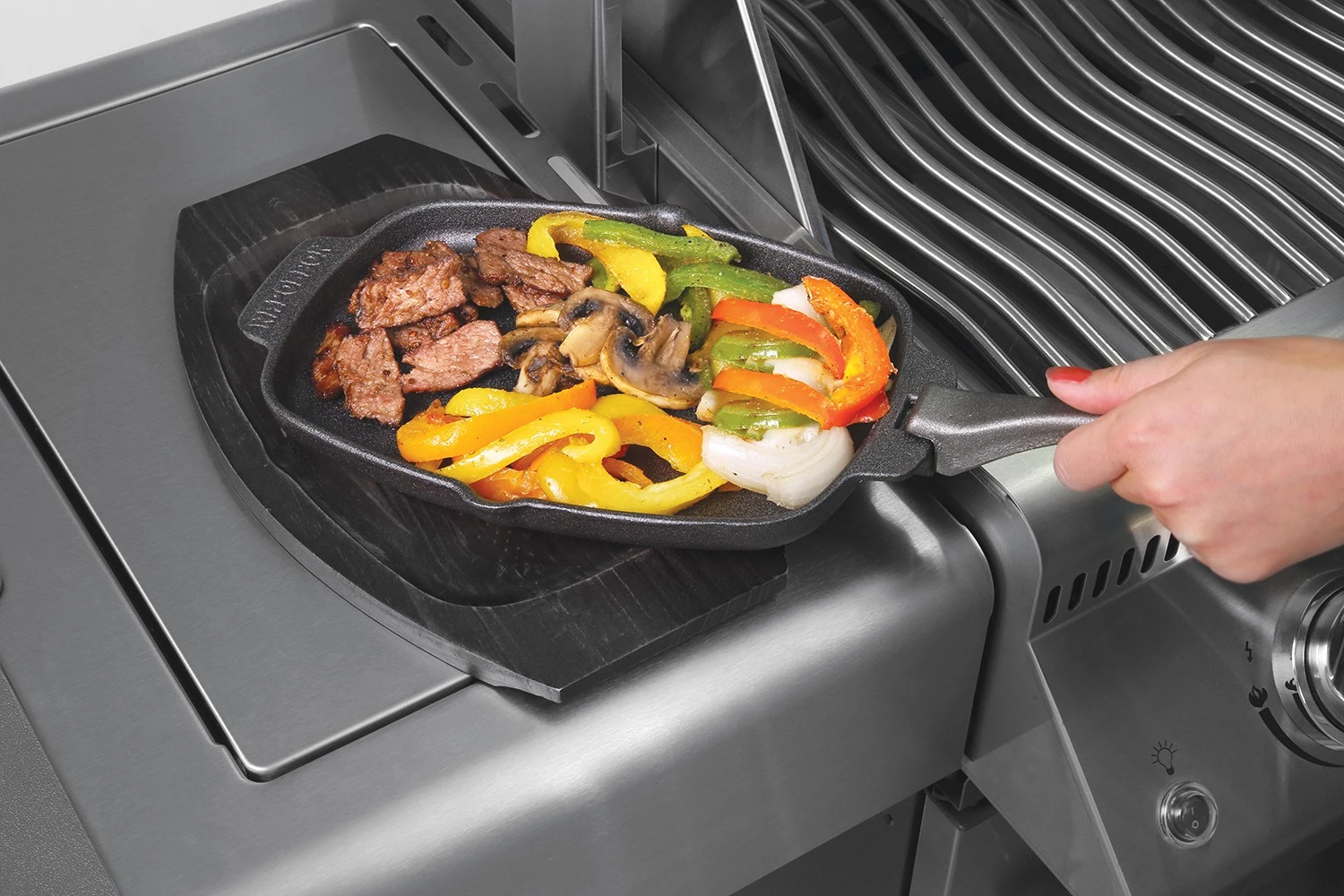 Napoleon Gusseiserne Pfanne Mit Holz Untersetzer - Auslaufartikel 3 Napoleon Gusseiserne Pfanne Mit Holz Untersetzer - Auslaufartikel