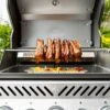 Napoleon Drehspieß / Rotisserie Set Für Rogue, Rogue XT, Rogue SE 365 / 425 / 525 Und 625 RSE -Grillen im Freien napoleon rotisserie set rogue mit fleisch frontal